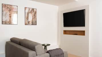 Suite, 1 slaapkamer | Woonruimte | Een 43-inch flatscreentelevisie met kabelzenders
