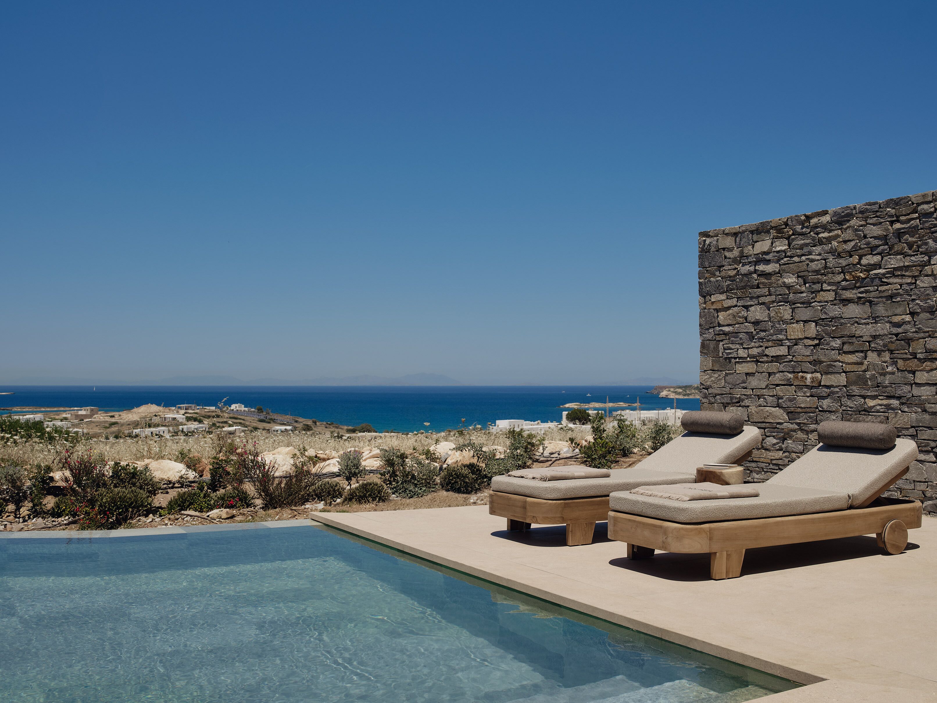 Grand Terrace Suite Private Pool Sea View | Sängtillbehör av högsta kvalitet och värdeförvaringsskåp på rummet