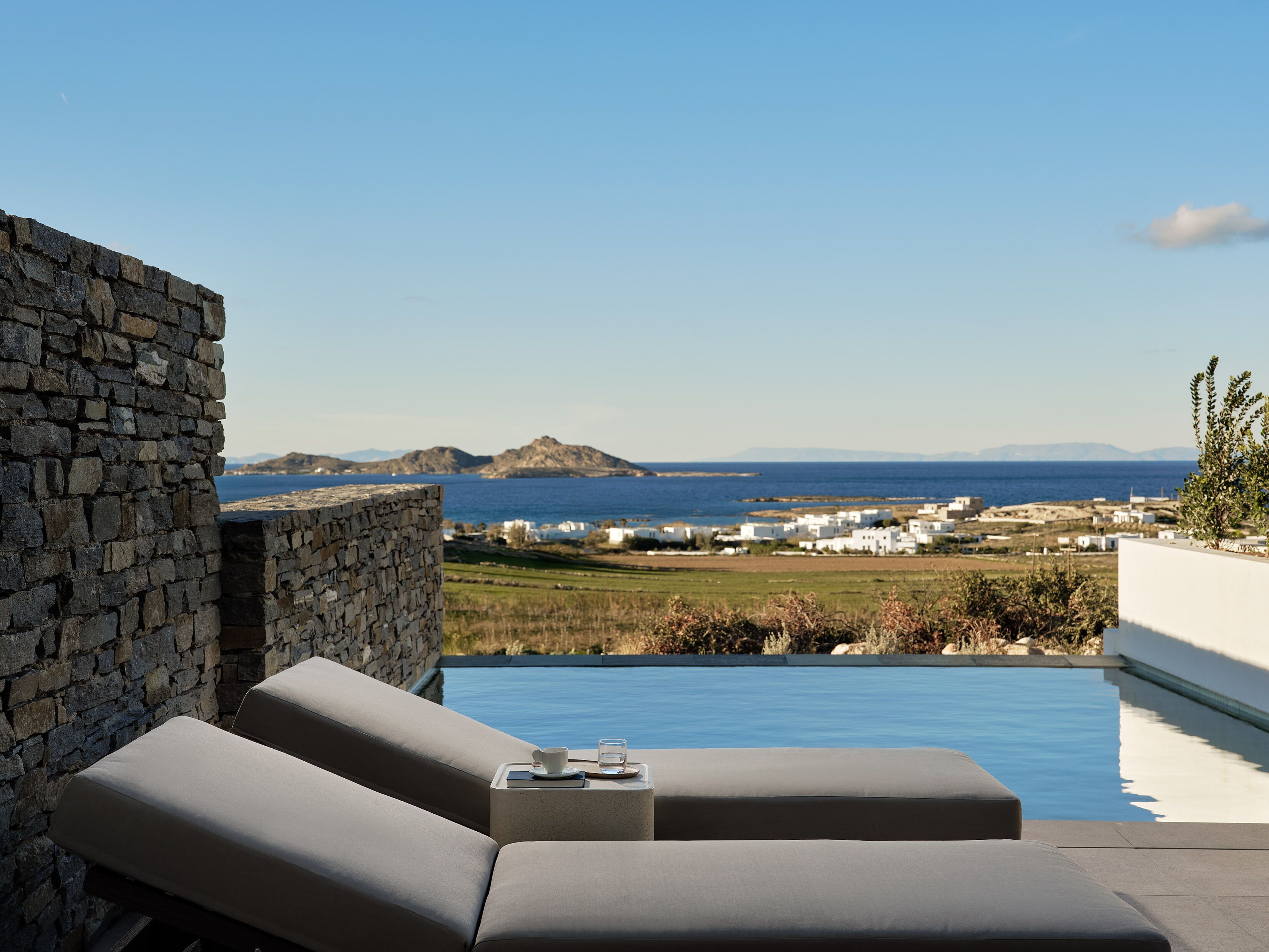 Origin Suite Private Pool Sea View | Sängtillbehör av högsta kvalitet och värdeförvaringsskåp på rummet