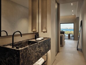 Douche, articles de toilette gratuits, sèche-cheveux, peignoirs