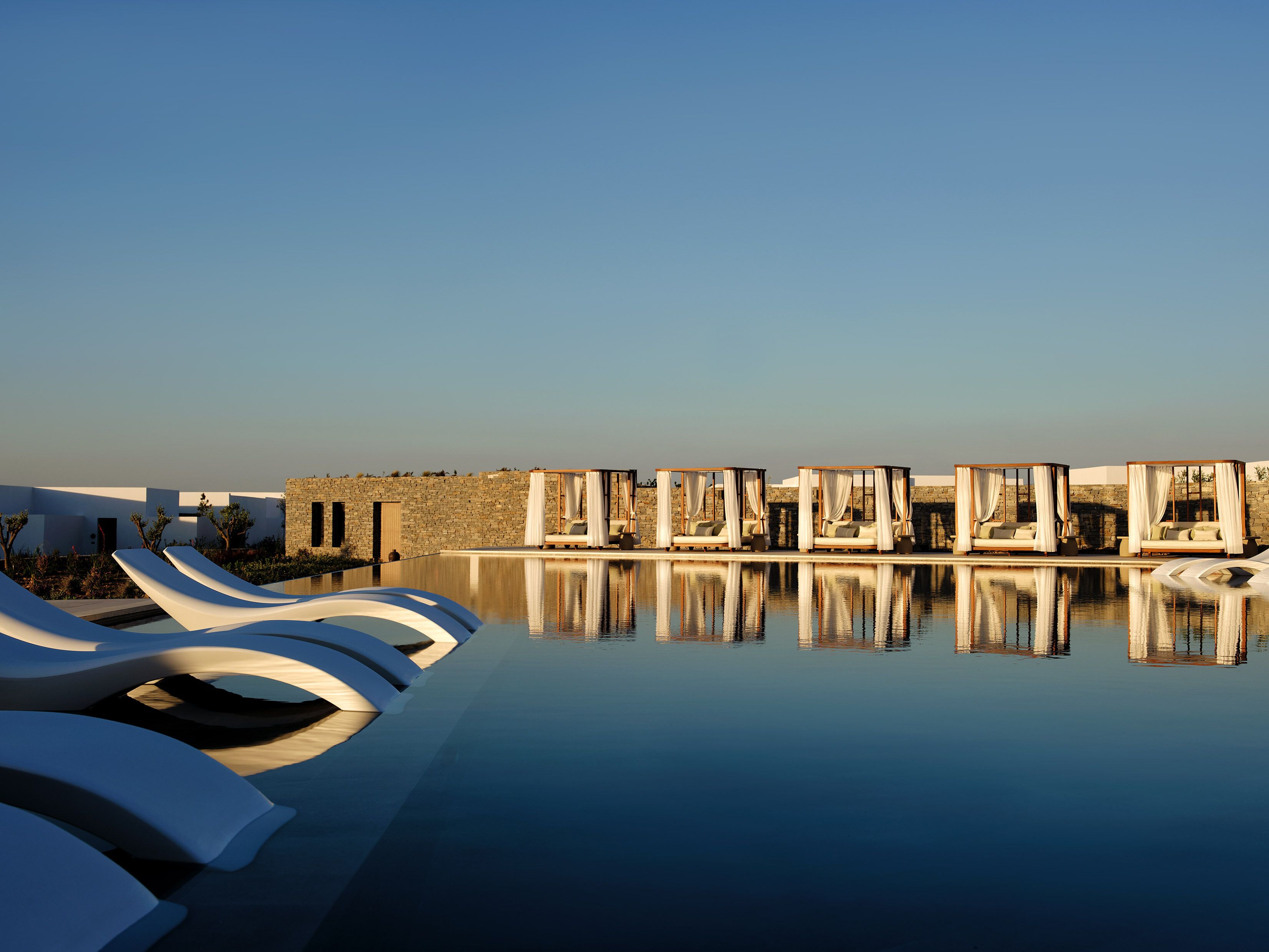 Piscina externa, funciona das 9h às 19h, espreguiçadeiras