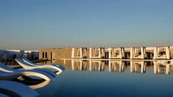 Piscina externa, funciona das 9h às 19h, espreguiçadeiras