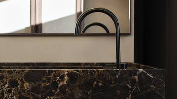 Couples treatment room(s), sauna, hot tub, steam room