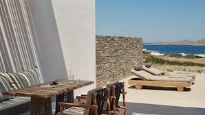 Grand Terrace Suite Private Pool Sea View | Wohnbereich | 50-Zoll-Flachbildfernseher mit Satellitenempfang