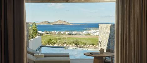 Luxe beddengoed, een kluis op de kamer, een bureau, een laptopwerkplek