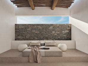 Premium bedding, in-room safe, desk, laptop workspace - Oroséa Paros - Adults Only (Paros)