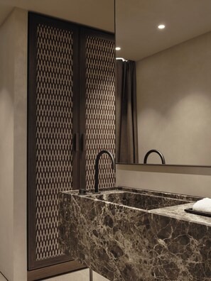 Pancuran mandi, kelengkapan dandanan diri percuma, pengering rambut 