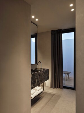 Douche, articles de toilette gratuits, sèche-cheveux, peignoirs