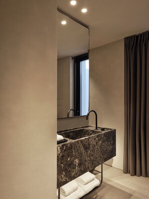 Pancuran mandi, kelengkapan dandanan diri percuma, pengering rambut 