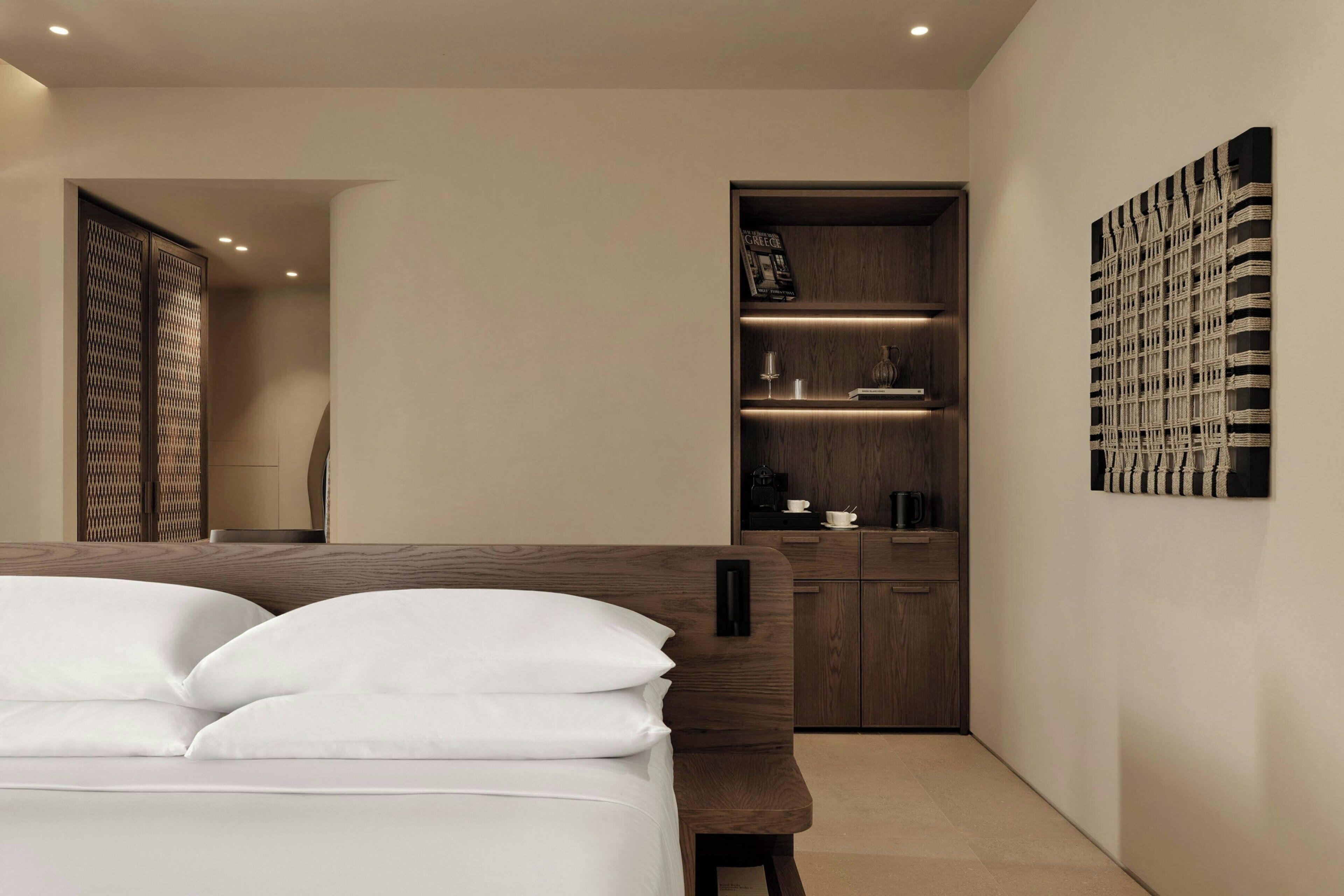 Premium bedding, in-room safe, desk, laptop workspace