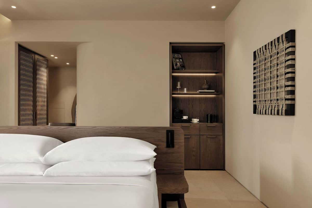 Premium bedding, in-room safe, desk, laptop workspace