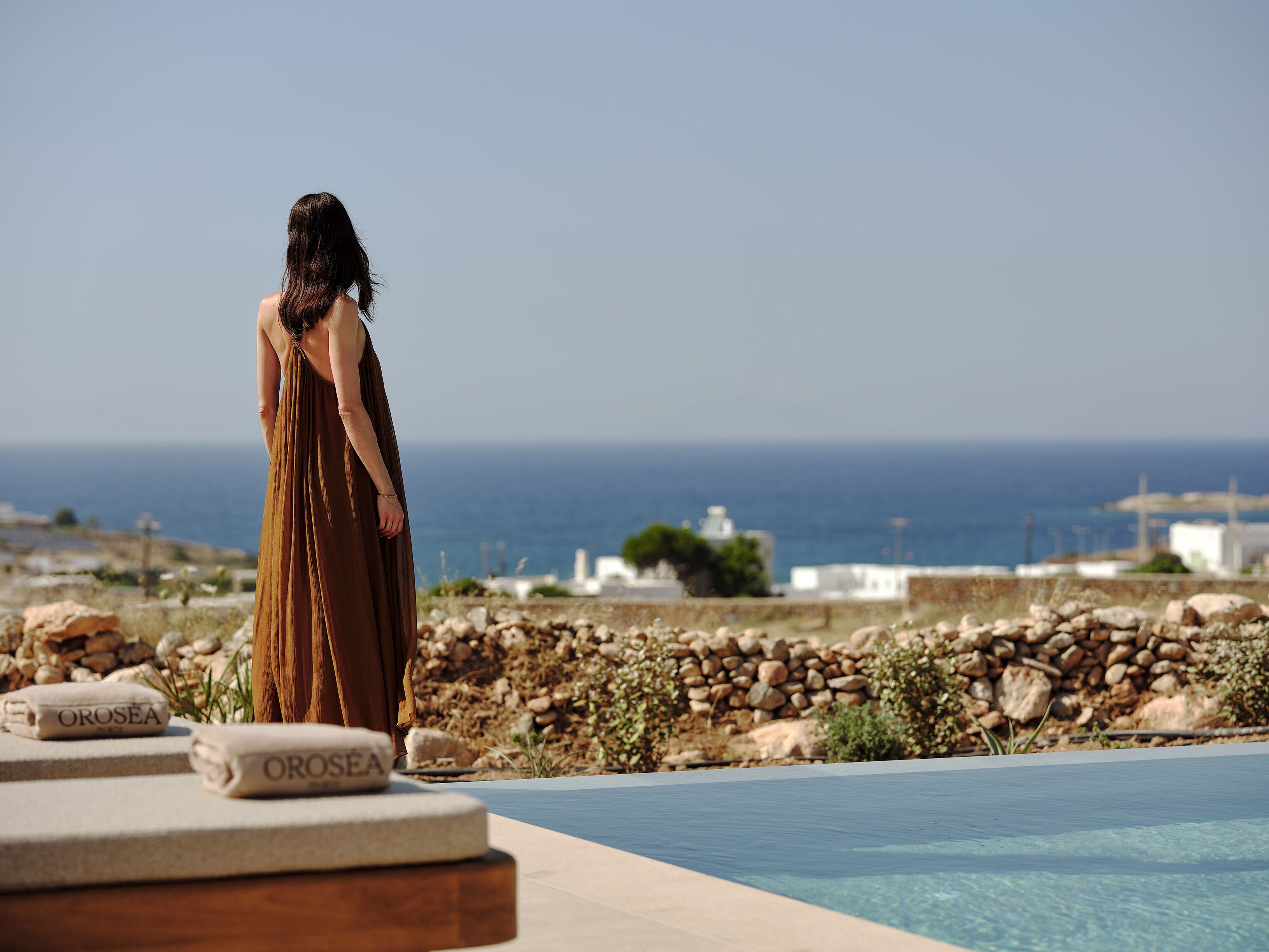 Una piscina al aire libre, sillones reclinables de piscina
