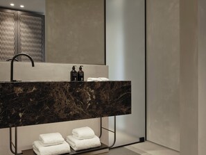 Estate Suite Private Pool Sea View | Bathroom | Shower, free toiletries, hair dryer, bathrobes