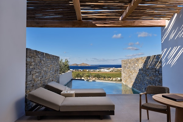 Ropa de cama de alta calidad y caja de seguridad en la habitación
