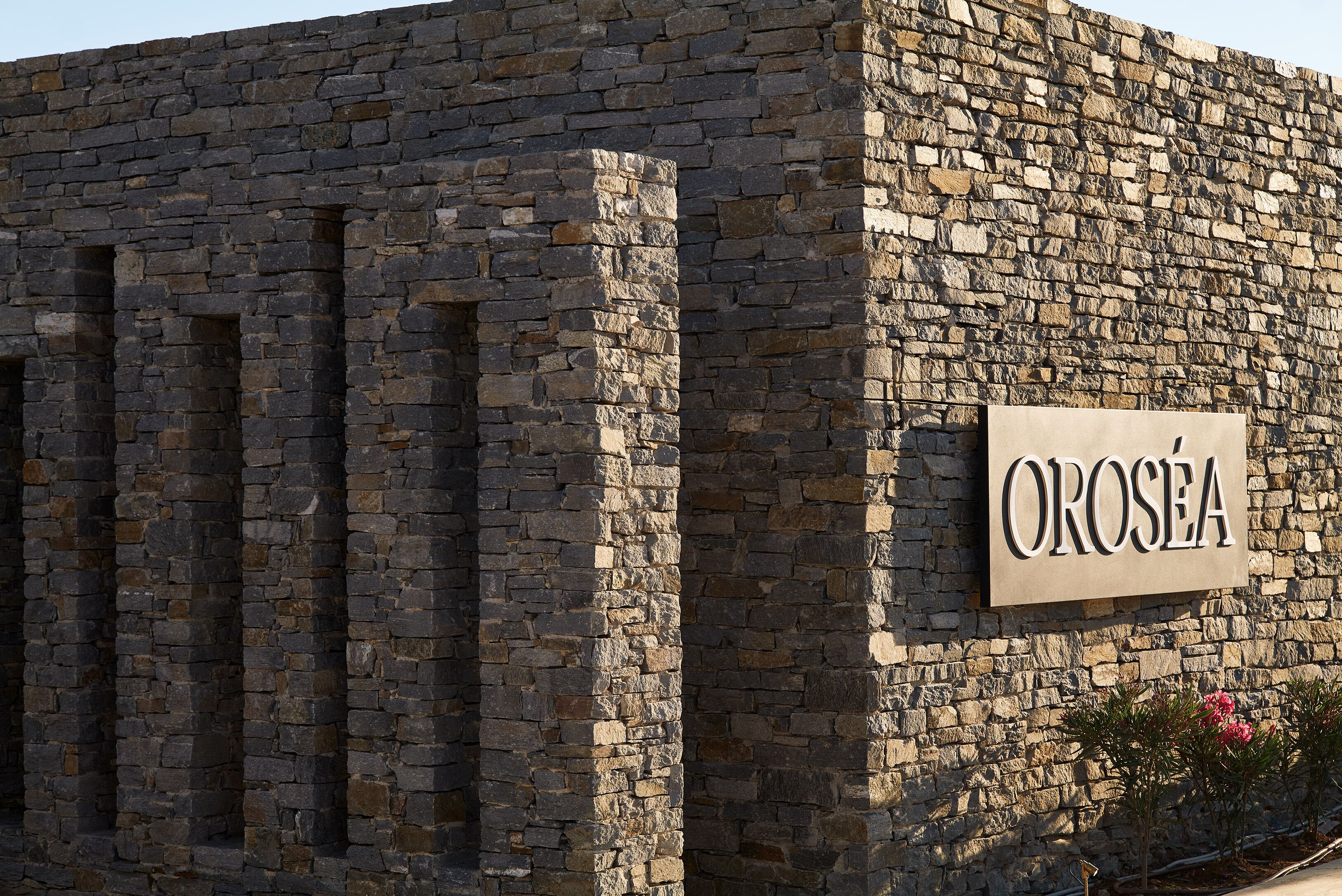 Un edificio de piedra con un letrero que dice 'Orosea'.