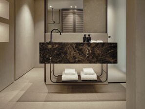 Estate Suite Private Pool Sea View | Salle de bain | Douche, articles de toilette gratuits, sèche-cheveux, peignoirs