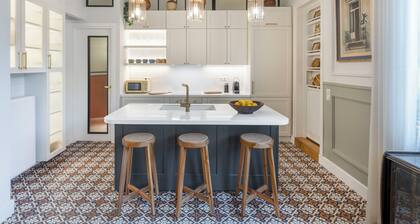 Historic Athens Home with Private Heated Plunge Pool · Metaxourgeio