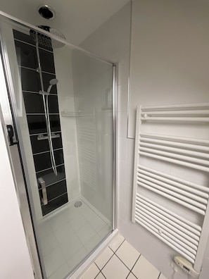 SĂšche-cheveux, serviettes fournies, savon, papier toilette