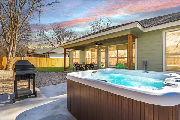 Backyard with private hot tub - Mint Julep