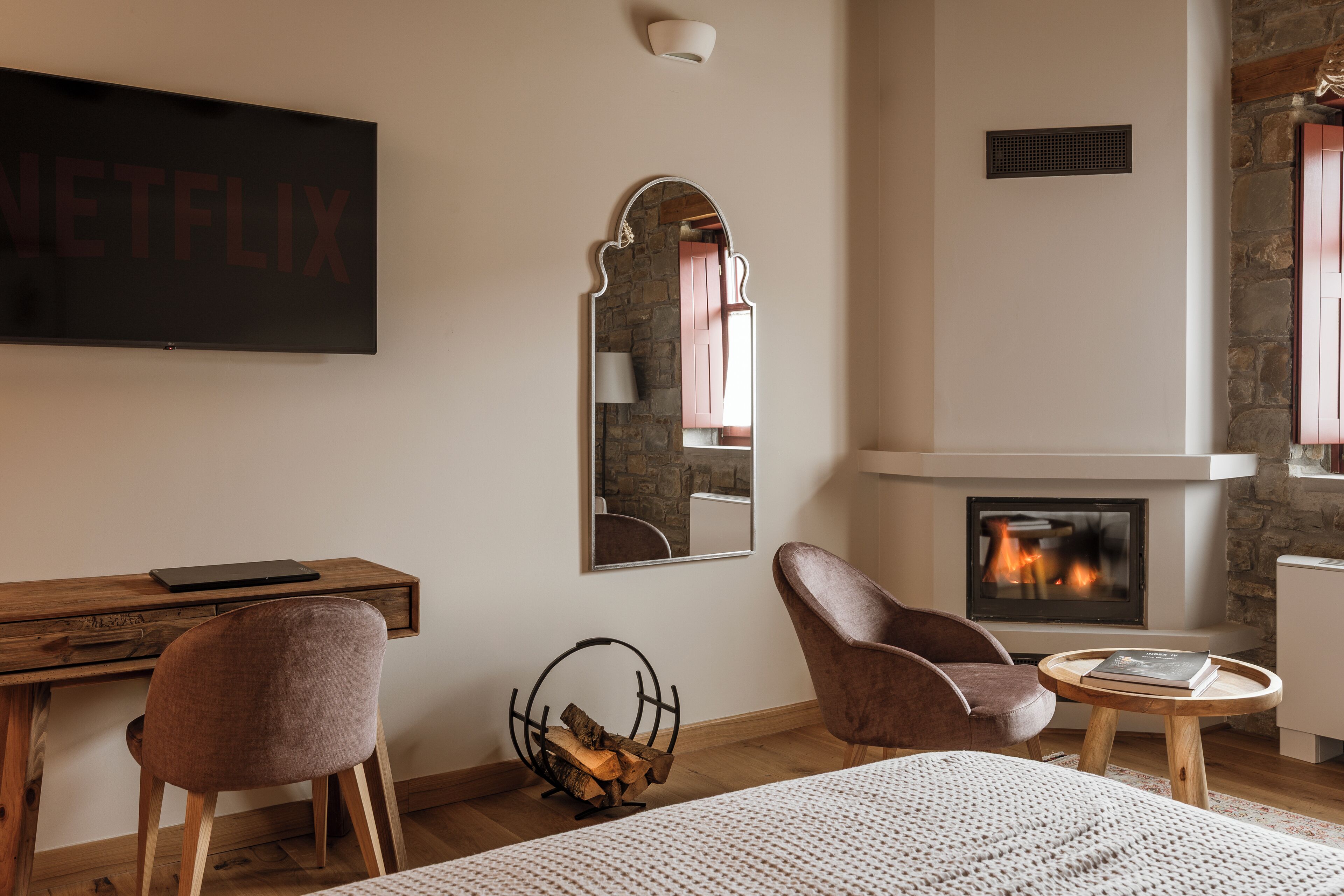 Superior tweepersoonskamer | Een kluis op de kamer, een bureau, een strijkplank/strijkijzer