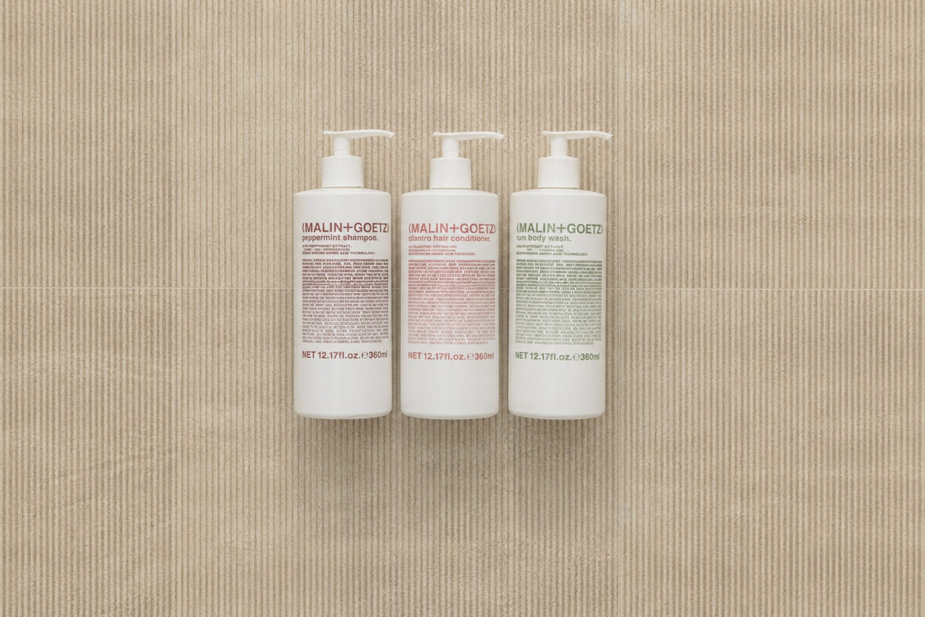 Ducha y bañera combinadas y artículos de higiene personal gratuitos