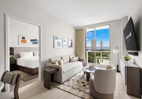 Apartamento Premium, 1 habitación | Sala de estar | Smart TV de 75 pulgadas con canales digitales