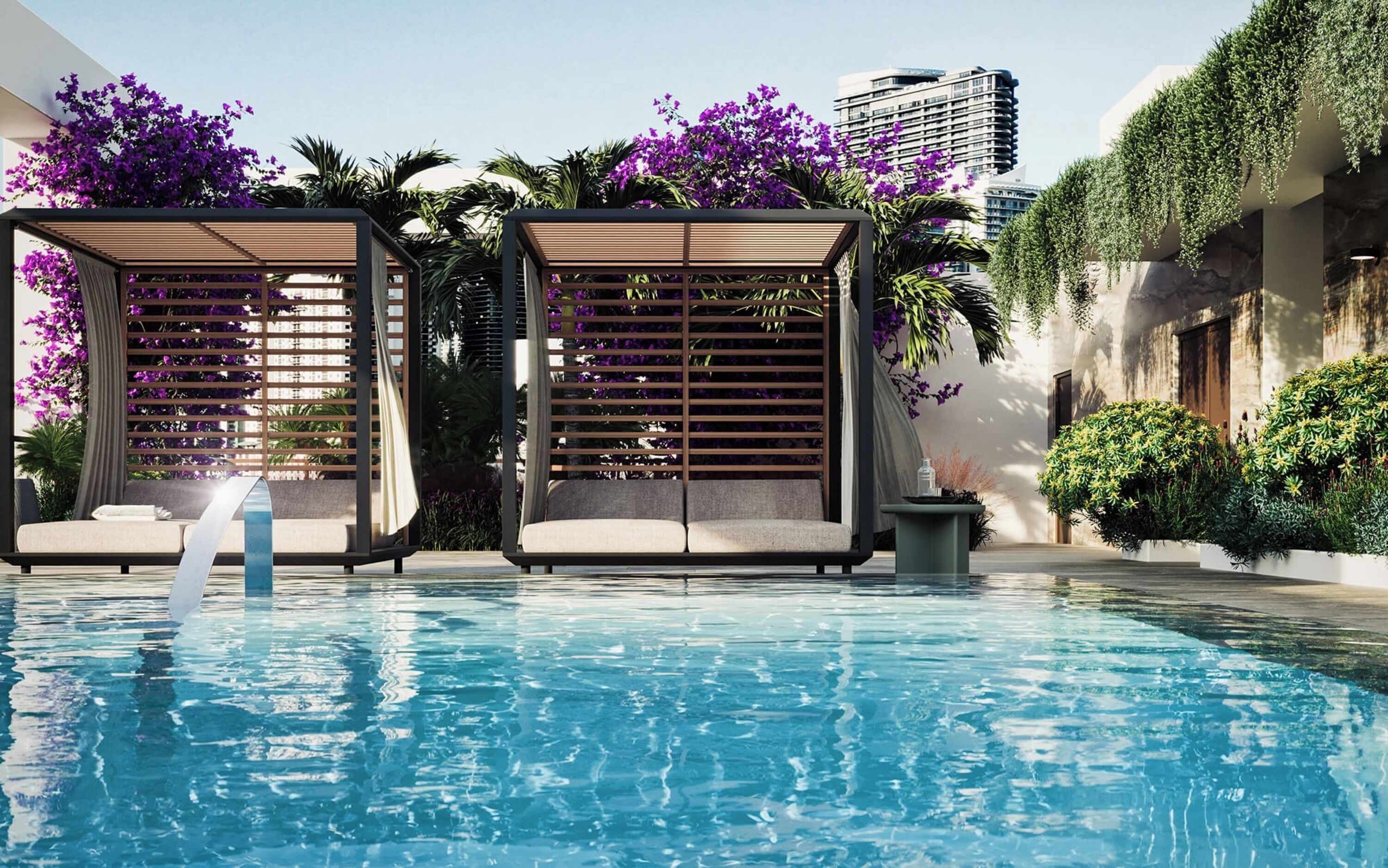 Piscine extérieure, parasols, chaises longues