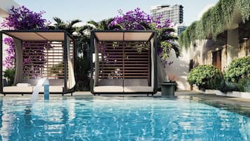 Piscine extérieure, parasols, chaises longues