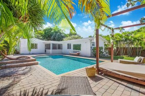 Unclassified image, 3 of 31, button - Casa Aloha - Tropical Pool - Beach 9 mins (Hollywood)