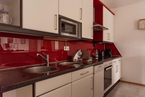 Kühlschrank, Mikrowelle, Ofen, Herdplatte