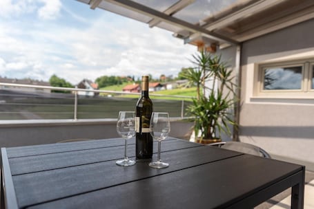 Outdoor dining. Apartment 'Gamlitz' with Mountain View, Balcony and Wi-Fi