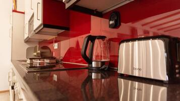 Frigorifero, microonde, forno, piano cottura