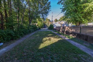 Property grounds - Chic 1BD 1 BA in quiet South City with easy access to I-44, near hospitals, parks, etc. Enjoy a cozy queen bed, full kitchen, fast WiFi, smart TV, and in-unit laundry. Ideal for solo travel, couples, or professionals. Free parking. No pets/smoking. (St. Louis)