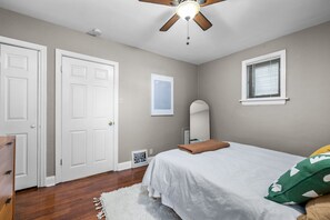 1 bedroom, desk, free WiFi, bed sheets - Chic 1BD 1 BA in quiet South City with easy access to I-44, near hospitals, parks, etc. Enjoy a cozy queen bed, full kitchen, fast WiFi, smart TV, and in-unit laundry. Ideal for solo travel, couples, or professionals. Free parking. No pets/smoking. (St. Louis)