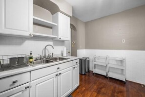 Fridge, microwave, oven, stovetop - Chic 1BD 1 BA in quiet South City with easy access to I-44, near hospitals, parks, etc. Enjoy a cozy queen bed, full kitchen, fast WiFi, smart TV, and in-unit laundry. Ideal for solo travel, couples, or professionals. Free parking. No pets/smoking. (St. Louis)