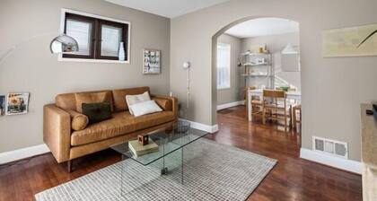 Chic 1BD 1 BA in quiet South City with easy access to I-44, near hospitals, parks, etc. Enjoy a cozy queen bed, full kitchen, fast WiFi, smart TV, and in-unit laundry. Ideal for solo travel, couples, or professionals. Free parking. No pets/smoking.