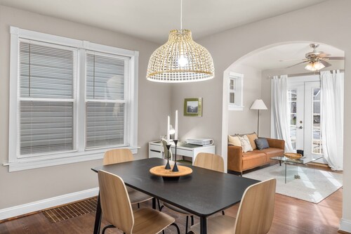 Chic 1BD 1 BA in quiet South City with easy access to I-44, near hospitals, parks, etc. Enjoy a cozy queen bed, full kitchen, fast WiFi, smart TV, and in-unit laundry. Ideal for solo travel, couples, or professionals. Free parking. No pets/smoking.