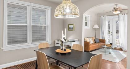 Chic 1BD 1 BA in quiet South City with easy access to I-44, near hospitals, parks, etc. Enjoy a cozy queen bed, full kitchen, fast WiFi, smart TV, and in-unit laundry. Ideal for solo travel, couples, or professionals. Free parking. No pets/smoking.