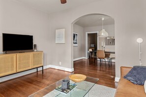 Smart TV - Chic 1BD 1 BA in quiet South City with easy access to I-44, near hospitals, parks, etc. Enjoy a cozy queen bed, full kitchen, fast WiFi, smart TV, and in-unit laundry. Ideal for solo travel, couples, or professionals. Free parking. No pets/smoking. (St. Louis)