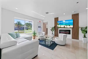 Unclassified image, 2 of 23, button - Baby Camellia Modern, luxurious and spacious house (Hollywood)