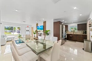 Unclassified image, 3 of 23, button - Baby Camellia Modern, luxurious and spacious house (Hollywood)