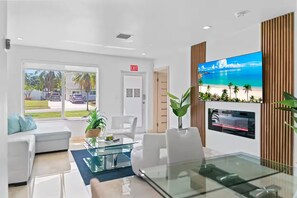 Unclassified image, 4 of 23, button - Baby Camellia Modern, luxurious and spacious house (Hollywood)