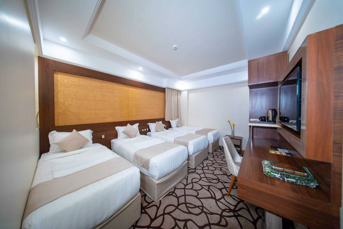 Phòng 4, phòng tắm riêng | Minibar, màn/rèm cản sáng, bàn ủi/dụng cụ ủi quần áo 