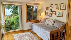 1 bedroom, iron/ironing board, WiFi, bed sheets - Eider Haven: 1  BR, 1  BA Cottage in Harpswell, Sleeps 4 (Harpswell)