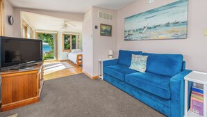 Living area - Eider Haven: 1  BR, 1  BA Cottage in Harpswell, Sleeps 4 (Harpswell)