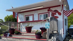 A seafood restaurant with a closed sign, outdoor seating, and a smoke-free area sign. - Eider Haven: 1  BR, 1  BA Cottage in Harpswell, Sleeps 4 (Harpswell)
