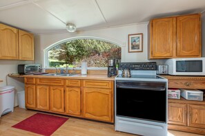 Coffee/tea maker, fridge, microwave, oven