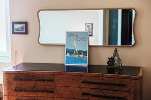 公寓, 湖景 | 高級寢具、羽絨被、熨斗/熨衣板、搖籃/嬰兒床