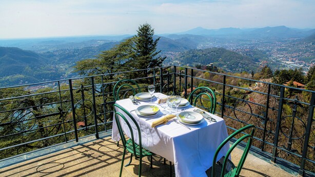 Une table dressée pour quatre personnes, avec vue sur la montagne.