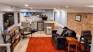 Living area - Classic Rowhouse Den at U of Chicago (Chicago)